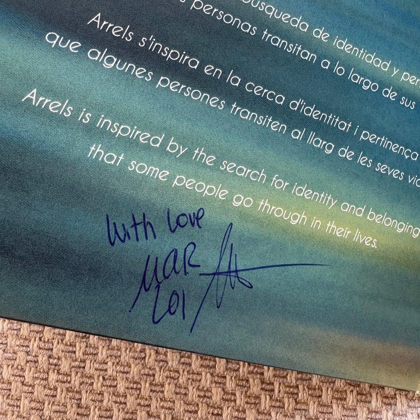 Close-up of the “Arrels” CD inner artwork with Mar Loi’s handwritten signature and message.